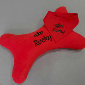 czerwona poduszka czerwona bandana dla psa z imieniem rocky 